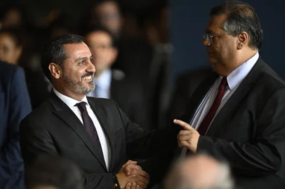 MAURO PIMENTEL / AFP Brazilian new Justice Minister Flavio Dino (R) greets the new Federal Police Director Andrei Rodrigues (L) during Dino's swearing-in ceremony at the Justice Palace in Brasilia, Brazil, on January 2, 2023. (Photo by MAURO PIMENTEL / AFP)Editoria: CLJLocal: BrasíliaIndexador: MAURO PIMENTELSecao: justice and rightsFonte: AFPFotógrafo: STF<!-- NICAID(15310090) -->