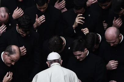 Pope Francis prays with priests at the end of a limited public audience at the San Damaso courtyard in The Vatican on September 30, 2020 during the COVID-19 infection, caused by the novel coronavirus. (Photo by Filippo MONTEFORTE / AFP)Editoria: RELLocal: Vatican CityIndexador: FILIPPO MONTEFORTESecao: popeFonte: AFPFotógrafo: STF<!-- NICAID(15982078) -->