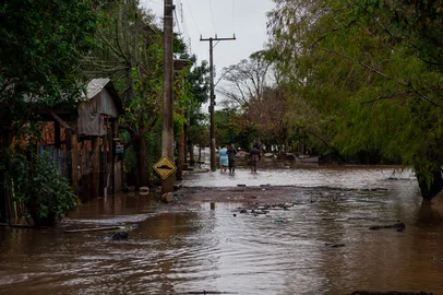 Ação da Defesa Civil de apoio a moradores da Praia do Paquetá, em Canoas, afetados pela enchente.<!-- NICAID(16064167) -->