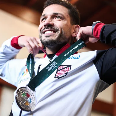 PORTO ALEGRE, RS, BRASIL, 23-06-2025: Judoca da Sogipa, Daniel Cargnin, conquista medalha de prata no Campeonato Mundial de Judô de Budapeste. O atleta que retornou ao tatame após lesões, foi vencido pelo francês Joan-Benjamin Gaba conquistando o vice campeonato. Foto: Jonathan Heckler/Agência RBS<!-- NICAID(16065319) -->