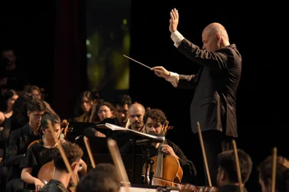 O encerramento do X Gramado in Concert, que ocorreu neste sábado (3), foi coroado pelo brilhantismo da Orquestra A do Festival. Sob regência do maestro Cláudio Cruz, os mais de 90 alunos que formaram a orquestra mostraram o resultado de uma semana intensa de ensaios e emocionaram o público que lotou o Pavilhão 3 do Expogramado. Com grande qualidade musical, o concerto começou com a estreia da obra “Vozes da Amazônia”, vencedora do VII Concurso de Composição Erudita do Festival.Após a execução, o compositor Fernando da Silva Brito, de São Paulo, recebeu o Troféu Cosmos. Depois, o solista Cristiano Alves interpretou a obra “Fantasia Concertante”, de Leonardo Bruno. Para finalizar a noite com chave de ouro, foi apresentada a “Sinfonia Fantástica, Opus 14”, de Hector Berlioz.LEGENDA DA FOTO: Concerto da Orquestra A do Festival<!-- NICAID(15669397) -->