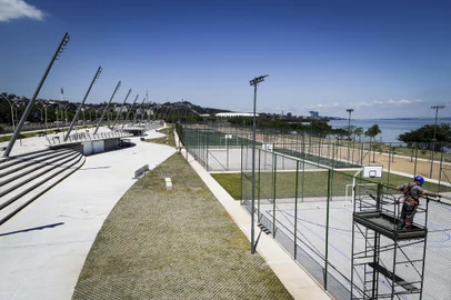 PORTO ALEGRE, RS, BRASIL, 21-10-2021: Quadras esportivas. Trecho 3 da orla do Guaiba. (Foto: Mateus Bruxel / Agencia RBS)Local: Porto Alegre<!-- NICAID(14921284) -->