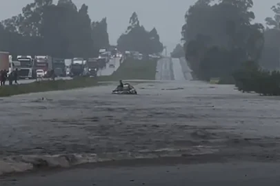 Viatura da PRF é arrastada pela água na BR-116, em Camaquã.