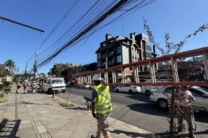 Gramado e Canela preparam ações para retirada de fios sem uso em postes dos municípios.<!-- NICAID(15972887) -->
