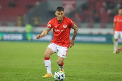O meio-campista Charles Aránguiz em lance do jogo do Inter contra o Cruzeiro no Estádio Beira-Rio, válido pelo Brasileirão.<!-- NICAID(15472626) -->