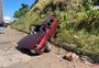VÍDEO: carro despenca de barranco no Uruguai e cai no Brasil; motorista não se feriu