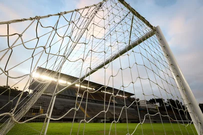 CAXIAS DO SUL, RS, BRASIL, 10/08/2024. SER Caxias x Ferroviário, jogo válido pela 17ª rodada  da Série C do Campeonato Brasileiro, realizado no estádio Centenário. O duelo é direto na briga contra o rebaixamento. (Bruno Todeschini/Agência RBS)Indexador: Bruno Todeschini<!-- NICAID(15837662) -->