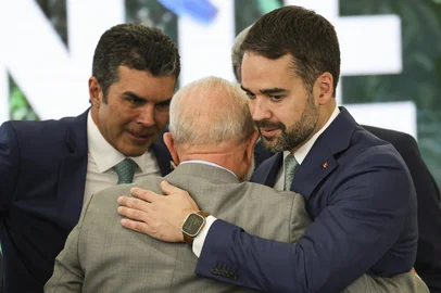 O governador Eduardo Leite viajou a Brasília para pedir novos aportes do governo federal ao Rio Grande do Sul devido à enchente de maio. Em ofício entregue a Lula, Leite pede que a União aporte recursos ao caixa do Estado para compensar a queda na arrecadação e pague um benefício emergencial para evitar demissões.<!-- NICAID(15781222) -->
