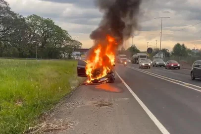 Guilherme Milman / Grupo RBS Uma caminhonete Captiva pegou fogo na manhã desta quinta-feira (8) na BR-116, em São Leopoldo, no quilômetro 247, próximo à ponte do Rio dos Sinos. O incêndio ocorreu um pouco antes das 7h.<!-- NICAID(16382923) -->