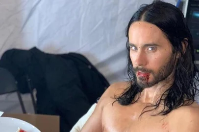 Jared Leto comemora 50 anos com foto sem camisa<!-- NICAID(14977022) -->