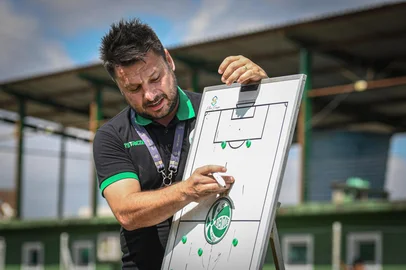 Nathan Bizotto / E.C Juventude / Divulgação O Juventude confirmou, nesta terça-feira (29), a contratação de Marcio Ebert, 44 anos, como novo treinador da equipe sub-17. O profissional chega para substituir Fernando Garcia, que deixou o cargo após seis anos por conta de uma proposta do Grêmio e vai trabalhar nas categorias de base do Tricolor.<!-- NICAID(15902341) -->
