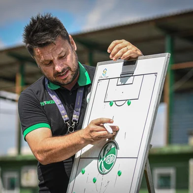 O Juventude confirmou, nesta terça-feira (29), a contratação de Marcio Ebert, 44 anos, como novo treinador da equipe sub-17. O profissional chega para substituir Fernando Garcia, que deixou o cargo após seis anos por conta de uma proposta do Grêmio e vai trabalhar nas categorias de base do Tricolor.<!-- NICAID(15902341) -->