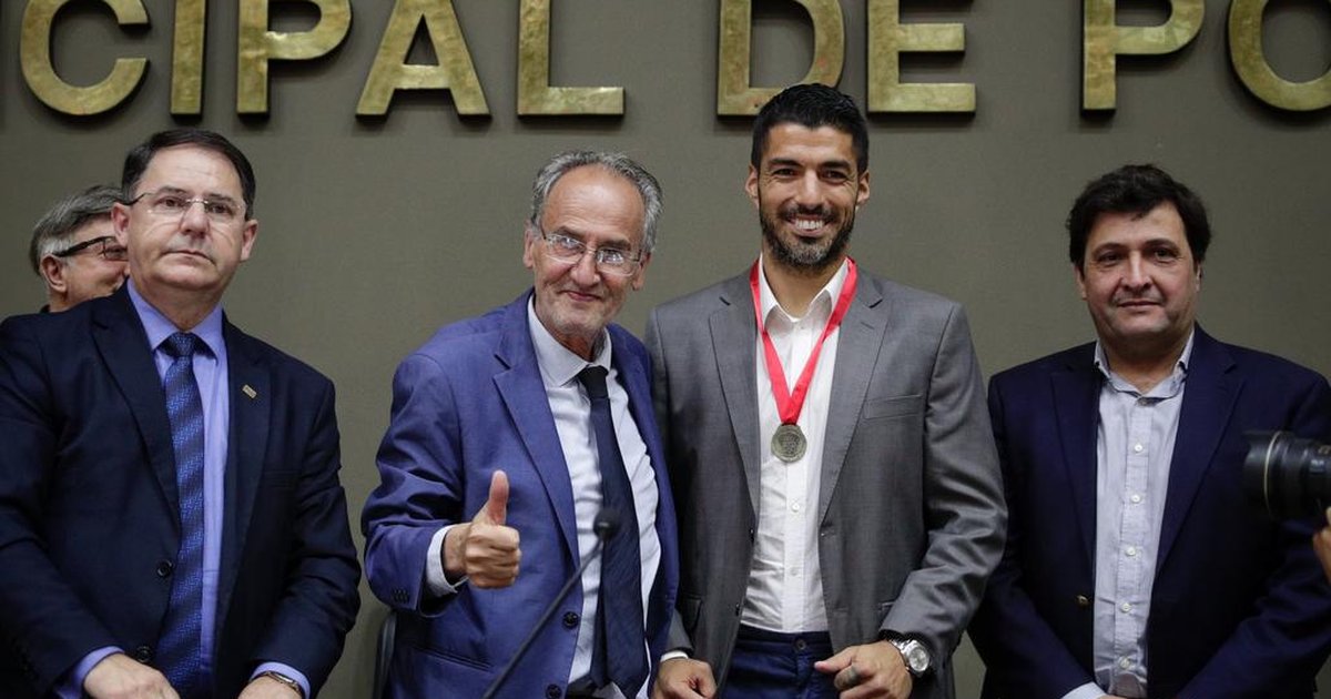 Tom de despedida marca discursos de Luis Suárez em homenagens na Assembleia e na Câmara