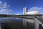 Fachada do Congresso Nacional, a sede das duas Casas do Poder Legislativo brasileiro.As cúpulas abrigam os plenários da Câmara dos Deputados (côncava) e do Senado Federal (convexa), enquanto que nas duas torres - as mais altas de Brasília, com 100 metros - funcionam as áreas administrativas e técnicas que dão suporte ao trabalho legislativo diário das duas instituições.<!-- NICAID(15218479) -->