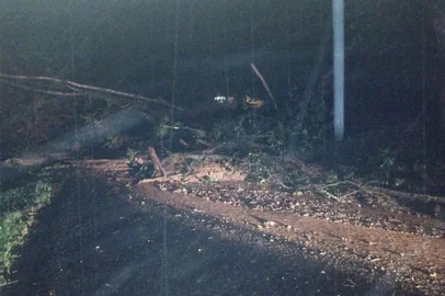 Trecho da BR-116, em Picada Café, é bloqueado por queda de barreira<!-- NICAID(15629711) -->