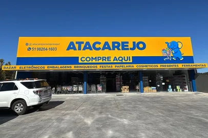 Após comandarem lojas de atacado de brinquedos e bijuterias no centro de Porto Alegre, Alexandre dos Anjos da Rosa e o filho Eduardo instalaram atacarejo na Avenida Juca Batista, 4221, na Zona Sul. Com 20 funcionários e investimento de R$ 500 mil para adequar a estrutura alugada, o Compre Aqui tem desde roupas e artigos de decoração até utensílios domésticos e materiais de papelaria. Só não vende alimentos.<!-- NICAID(16286177) -->