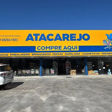 Após comandarem lojas de atacado de brinquedos e bijuterias no centro de Porto Alegre, Alexandre dos Anjos da Rosa e o filho Eduardo instalaram atacarejo na Avenida Juca Batista, 4221, na Zona Sul. Com 20 funcionários e investimento de R$ 500 mil para adequar a estrutura alugada, o Compre Aqui tem desde roupas e artigos de decoração até utensílios domésticos e materiais de papelaria. Só não vende alimentos.<!-- NICAID(16286177) -->