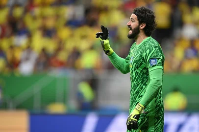 Brazil's goalkeeper #01 Alisson gives instructions during the 2026 FIFA World Cup South American qualifiers football match between Brazil and Colombia, at the Mane Garrincha stadium in Brasilia, on March 20, 2025. (Photo by EVARISTO SA / AFP)Editoria: SPOLocal: BrasíliaIndexador: EVARISTO SASecao: soccerFonte: AFPFotógrafo: STF<!-- NICAID(16000270) -->