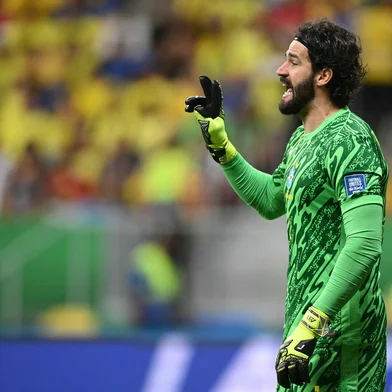 Brazil's goalkeeper #01 Alisson gives instructions during the 2026 FIFA World Cup South American qualifiers football match between Brazil and Colombia, at the Mane Garrincha stadium in Brasilia, on March 20, 2025. (Photo by EVARISTO SA / AFP)Editoria: SPOLocal: BrasíliaIndexador: EVARISTO SASecao: soccerFonte: AFPFotógrafo: STF<!-- NICAID(16000270) -->