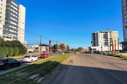 Obras no Rizzo: trânsito terá alterações a partir de segunda-feira. Fiscalização de trânsito estará no local orientando os motoristas.A Rua Cristiano Ramos de Oliveira será liberada para o tráfego de veículos no trecho entre a Rua Arcângelo Rizzo e a sinaleira dos trilhos, ando a operar apenas no sentido bairro-centro. No mesmo trecho, a Rua Alexandre Rizzo, que estava operando em mão dupla, ará a operar apenas no sentido centro-bairro.<!-- NICAID(16049853) -->