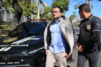 PORTO ALEGRE, RS, BRASIL, 26-09-2025: Prisão. Polícia prende professor de Direito suspeito de crimes sexuais no RS. Conrado Paulino da Rosa é suspeito de ter cometido crimes sexuais contra mulheres em Porto Alegre. Os casos teriam acontecido entre 2013 e 2025, conforme relatos obtidos pela investigação da Polícia Civil. Foto: Ronaldo Bernardi/Agência RBS<!-- NICAID(16133350) -->