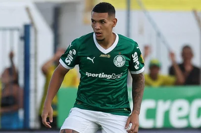 O jogador Naves, da SE Palmeiras, em jogo contra a equipe do Mirassol FC, durante partida válida pela fase de grupos, do Campeonato Paulista, Série A1, no Estádio Municipal José Maria de Campos Maia. (Foto: Cesar Greco/Palmeiras)Indexador: CESAR GRECO<!-- NICAID(15983568) -->