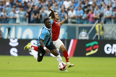 Jeff Botega / Agencia RBS PORTO ALEGRE, RS, BRASIL, 01-03-2026: GreNal 450. Grêmio e Internacional se enfrentam na Arena pela jogo do ida da final do Gauchão de Futebol 2026. Na foto, os jogadores, Amuzu, Bernabei. Fotos: Jeff Botega/Agencia RBSIndexador: jeff botega<!-- NICAID(16235929) -->