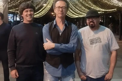Novos shows da Zé Bitter Band com Zé Bitter (vocal e violão), Luciano Britto (bateria e backing vocal) e Marcos Petta (no baixo). No repertório múisicas do show inédito "Tim e Rauzito, o Encontro do Síndico com o Maluco Beleza".<!-- NICAID(16065543) -->