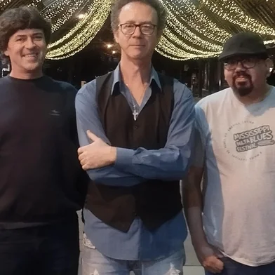 Novos shows da Zé Bitter Band com Zé Bitter (vocal e violão), Luciano Britto (bateria e backing vocal) e Marcos Petta (no baixo). No repertório múisicas do show inédito "Tim e Rauzito, o Encontro do Síndico com o Maluco Beleza".<!-- NICAID(16065543) -->