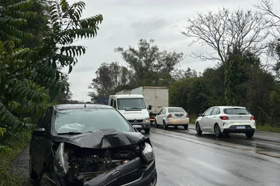 Um acidente registrado no início da manhã desta segunda-feira (4) em Gravataí, na Região Metropolitana, provoca um congestionamento na RS-118. <!-- NICAID(16093930) -->