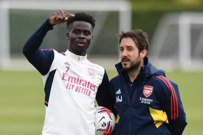 Nicolas Jover e Saka em treino do Arsenal<!-- NICAID(16295726) -->
