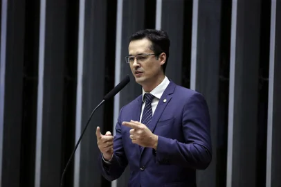 Por votação unânime, o Tribunal Superior Eleitoral (TSE) decidiu na noite de terça-feira (16), declarar o deputado federal Deltan Dallagnol (Podemos-PR) inelegível e cassar seu mandato com base na Lei da Ficha Limpa.Os ministros concluíram que a candidatura do ex-procurador da República, que coordenou a força-tarefa da operação Lava-Jato em Curitiba, foi irregular. Ele foi eleito com 344.917 votos, a maior votação no Paraná. Os votos recebidos por Dallagnol serão transferidos para a legenda.<!-- NICAID(15430420) -->