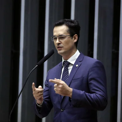 Por votação unânime, o Tribunal Superior Eleitoral (TSE) decidiu na noite de terça-feira (16), declarar o deputado federal Deltan Dallagnol (Podemos-PR) inelegível e cassar seu mandato com base na Lei da Ficha Limpa.Os ministros concluíram que a candidatura do ex-procurador da República, que coordenou a força-tarefa da operação Lava-Jato em Curitiba, foi irregular. Ele foi eleito com 344.917 votos, a maior votação no Paraná. Os votos recebidos por Dallagnol serão transferidos para a legenda.<!-- NICAID(15430420) -->