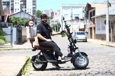 CAXIAS DO SUL, RS, BRASIL, 05/02/2026. O que tem levado os caxienses a optarem por veículos de mobilidade elétrica? Na foto, o empresário Sergio Ricardo Lemes Oliveira Júnior comprou primeiro uma para a esposa, e depois outra para ele. (Porthus Junior/Agência RBS)<!-- NICAID(16219404) -->