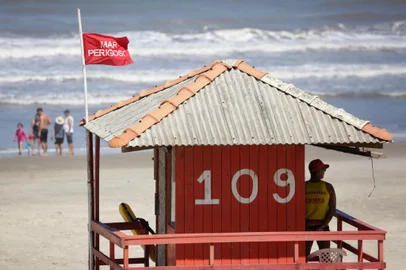 Osório RS, Brasil, 31-01-2022: Bombeiros fazem buscas a homem de 28 anos que desapareceu no mar em Atlântida Sul na tarde de domingo (30). Ele foi identificado como Cleber Pereira dos Santos e estava próximo à guarita 109. Familiares acompanham às buscas. (Foto: Mateus Bruxel / Agência RBS)Indexador: Mateus Bruxel<!-- NICAID(15003137) -->