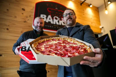 Se para algumas famílias a pizza é o pedido certo de um jantar de sexta-feira, este dia 10 terá um motivo mais especial, já que 10 de julho é, oficialmente, no Brasil, o Dia da Pizza. .Sócios Rodrigo Paviani Salvador (esquerda) e Mauricio Milani Lai, da Pizza do Barra, aguardam a data com expectativas. <!-- NICAID(16324298) -->