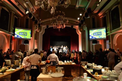 ué sopa , evento beneficente , destemperados<!-- NICAID(15133679) -->