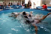 SÃO LEOPOLDO, RS , BRASIL, 13-01-2026: A Associação Meninos e Meninas de Progresso (AMMEP), de São Leopoldo, criou um projeto de férias com a instalação de 8 piscinas plásticas comunitárias. A iniciativa atende à população periférica e começou ainda em 2013 para evitar que as crianças fossem ao Rio dos Sinos, devido ao risco e pelo alto número de afogamentos que aconteceram no local. Foto: Bruno Todeschini/Agencia RBS<!-- NICAID(16203630) -->