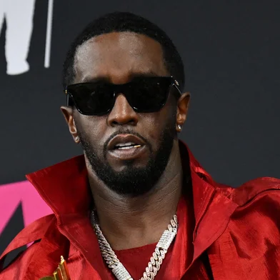 (FILES) US producer-musician Sean "Diddy" Combs poses with the Global Icon award in the press room during the MTV Video Music Awards at the Prudential Center in Newark, New Jersey, on September 12, 2023. Rapper Sean "Diddy" Combs apologized on May 19, 2024 after surveillance video surfaced showing him physically assaulting his then-girlfriend Casandra Ventura in 2016. Combs is the target of several civil lawsuits that characterize him as a violent sexual predator who used alcohol and drugs to subdue his victims, and his homes were raided this year by federal agents. (Photo by ANGELA WEISS / AFP)Editoria: ACELocal: NewarkIndexador: ANGELA WEISSSecao: celebrityFonte: AFPFotógrafo: STF<!-- NICAID(15768008) -->
