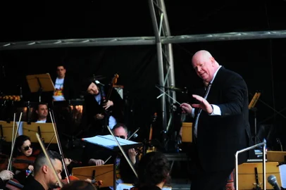 CAXIAS DO SUL, RS, BRASIL, 23/10/2022. 15º Conserto da Primavera no estacionamento da UCS. Sob a regência do maestro Manfredo Schmiedt, a Orquestra da UCS tem a participação do Coro Unimed, solistas convidados. (Porthus Junior/Agência RBS)<!-- NICAID(15243397) -->