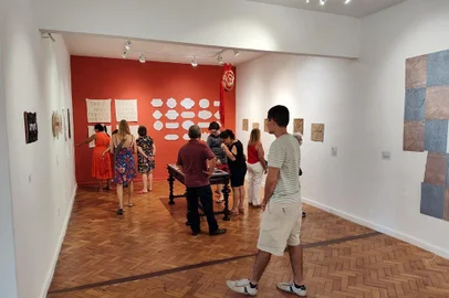 Galeria do Lago inaugura exposição coletiva“A-FIAR”Com curadoria de Isabel Portella e Filipe Chagas, mostra apresenta mais de 20 obras deartistas do Rio de Janeiro, São Paulo, Belo Horizonte, Caxias do Sul e Portugal, tendo obordado como linguagem para expressar críticas sociais.Entre os trabalhos, há uma obra do artista plástico caxiense Rafael Dambros.<!-- NICAID(15367448) -->