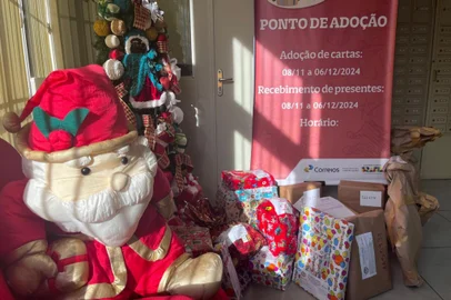 Em clima de Natal, a agência dos Correios do bairro Moinhos de Vento, em Porto Alegre, está recebendo os presentes dos voluntários que adotaram cartinhas escritas pelas crianças com seus pedidos ao Bom Velhinho. Patins, skates, bonecas, bolas e material escolar fazem parte dos desejos, que vêm acompanhados de desenhos.<!-- NICAID(15921060) -->