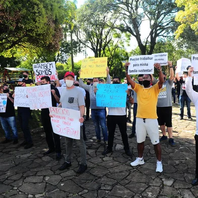 CAXIAS DO SUL, RS, BRASIL, 24/03/2021. Trabalhadores de bares, restaurantes e eventos protestam pela retomada das atividades noturnas em Caxias. Manifestação aconteceu no Largo da Prefeitura. (Porthus Junior/Agência RBS)<!-- NICAID(14742280) -->