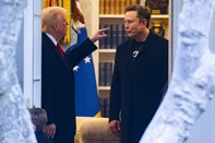 (FILES) US President Donald Trump speaks with Elon Musk (R) before departing the White House on his way to his South Florida home in Mar-a-Lago in Florida on March 14, 2025. President Donald Trump said on June 5, 2025, that he asked "crazy" Elon Musk to leave his administration and threatened to take away the tech tycoon's government contracts, as a growing row over the US president's budget bill triggered a bitter public divorce with his top donor. (Photo by ROBERTO SCHMIDT / AFP)Editoria: POLLocal: WashingtonIndexador: ROBERTO SCHMIDTSecao: politics (general)Fonte: AFPFotógrafo: STR<!-- NICAID(16053437) -->