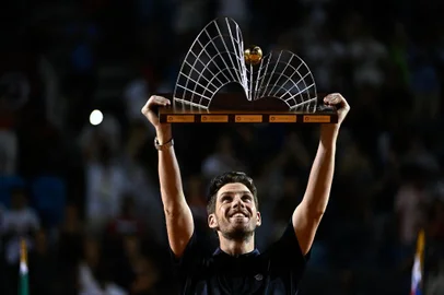 Britain's Cameron Norrie raises the trophy after beating Spain's Carlos Alcaraz in the ATP 500 Rio Open tournament singles final match at the Jockey Club in Rio de Janeiro, Brazil, on February 26, 2022. (Photo by MAURO PIMENTEL / AFP)<!-- NICAID(15360396) -->