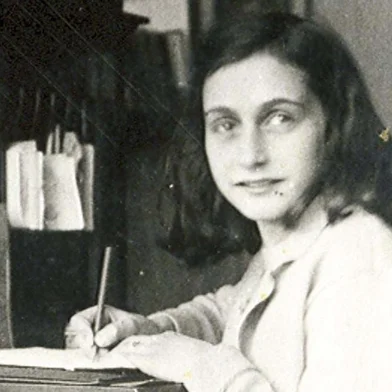 Anne Frank, garota de origem judia, que viveu escondida com a família durante 02 anos em um anexo de uma casa para se esconder dos nazistas durante a segunda Guerra Mundial. Neste periodo escreveu um diário sobre a vida dentro da casa.#PÁGINA:01 Fonte: Reprodução<!-- NICAID(368106) -->