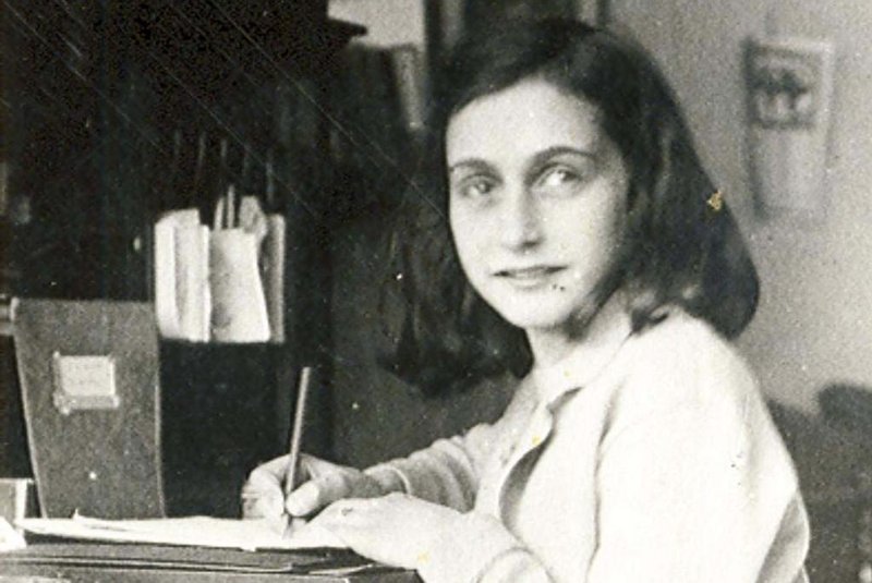 Anne Frank, garota de origem judia, que viveu escondida com a família durante 02 anos em um anexo de uma casa para se esconder dos nazistas durante a segunda Guerra Mundial. Neste periodo escreveu um diário sobre a vida dentro da casa.#PÁGINA:01 Fonte: Reprodução<!-- NICAID(368106) -->