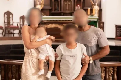 A namorada do adolescente de 14 anos que confessou ter matado os pais e o irmão de três anos em Itaperuna, no Rio de Janeiro, foi apreendida na segunda-feira (1º), em Campo Grande, no Mato Grosso do Sul.A Delegacia de Homicídios da Capital (DHC), que investiga o caso, apura a participação da adolescente de 17 anos na chacina. O menino, apreendido no domingo (30), afirmou em depoimento que os pais não aprovavam o relacionamento à distância com a namorada.<!-- NICAID(16071060) -->