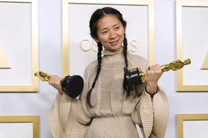 Oscars night, the 93rd Academy Awards ceremonyChinese Director/Producer Chloe Zhao, winner of the award for Picture and Director for "Nomadland," poses in the press room at the Oscars on April 25, 2021, at Union Station in Los Angeles. (Photo by Chris Pizzello / POOL / AFP)Editoria: ACELocal: Los AngelesIndexador: CHRIS PIZZELLOSecao: celebrityFonte: POOLFotógrafo: STR<!-- NICAID(14766523) -->