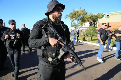 PORTO ALEGRE, RS, BRASIL, 12-09-2025: Líder de facção criminosa chega ao RS, após ser preso na Bolívia. Juliano Biron da Silva estava foragido desde 2024. Ele foi condenado pela morte de um fotógrafo em Canoas, além de tráfico de drogas, lavagem de dinheiro e roubo a uma agência bancária. Foto: Ronaldo Bernardi/Agência RBS<!-- NICAID(16123186) -->